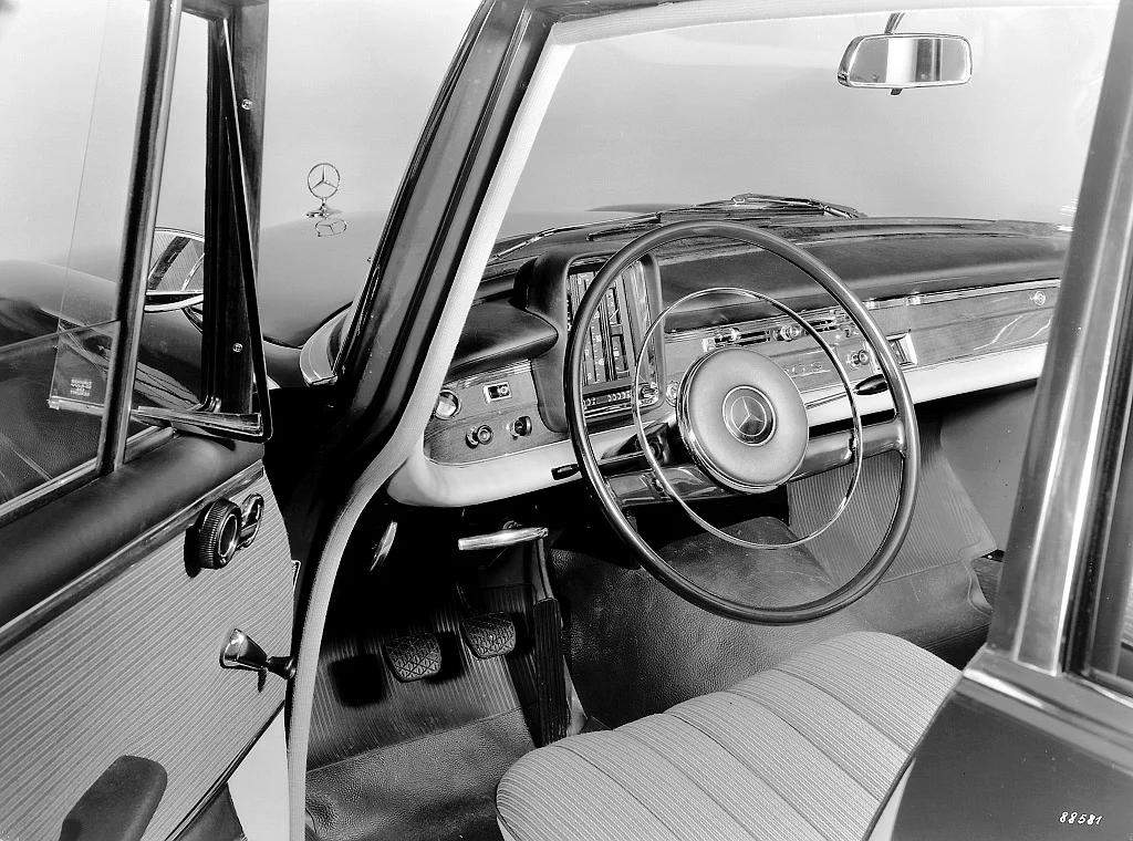 1959 steering wheel with impact plate and lever for indicator and headlight flasher